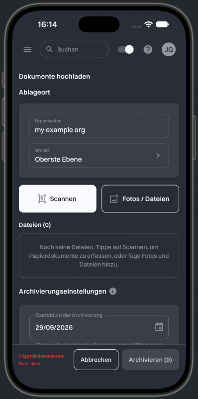 Die Touch-Version der Seite Dokumente hochladen auf einem iPhone, mit der Karte Ablageort, den Schaltflächen Scannen und Fotos / Dateien, einer leeren Dateiliste und der Schaltfläche Archivieren (0)
